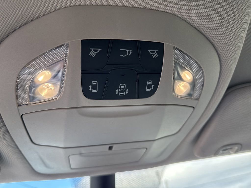 Used 2024 Chrysler Pacifica Touring-L image 18