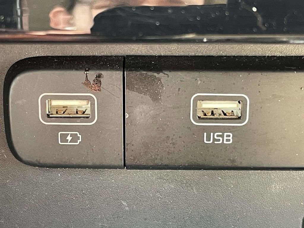 Used 2024 Kia Carnival EX image 2