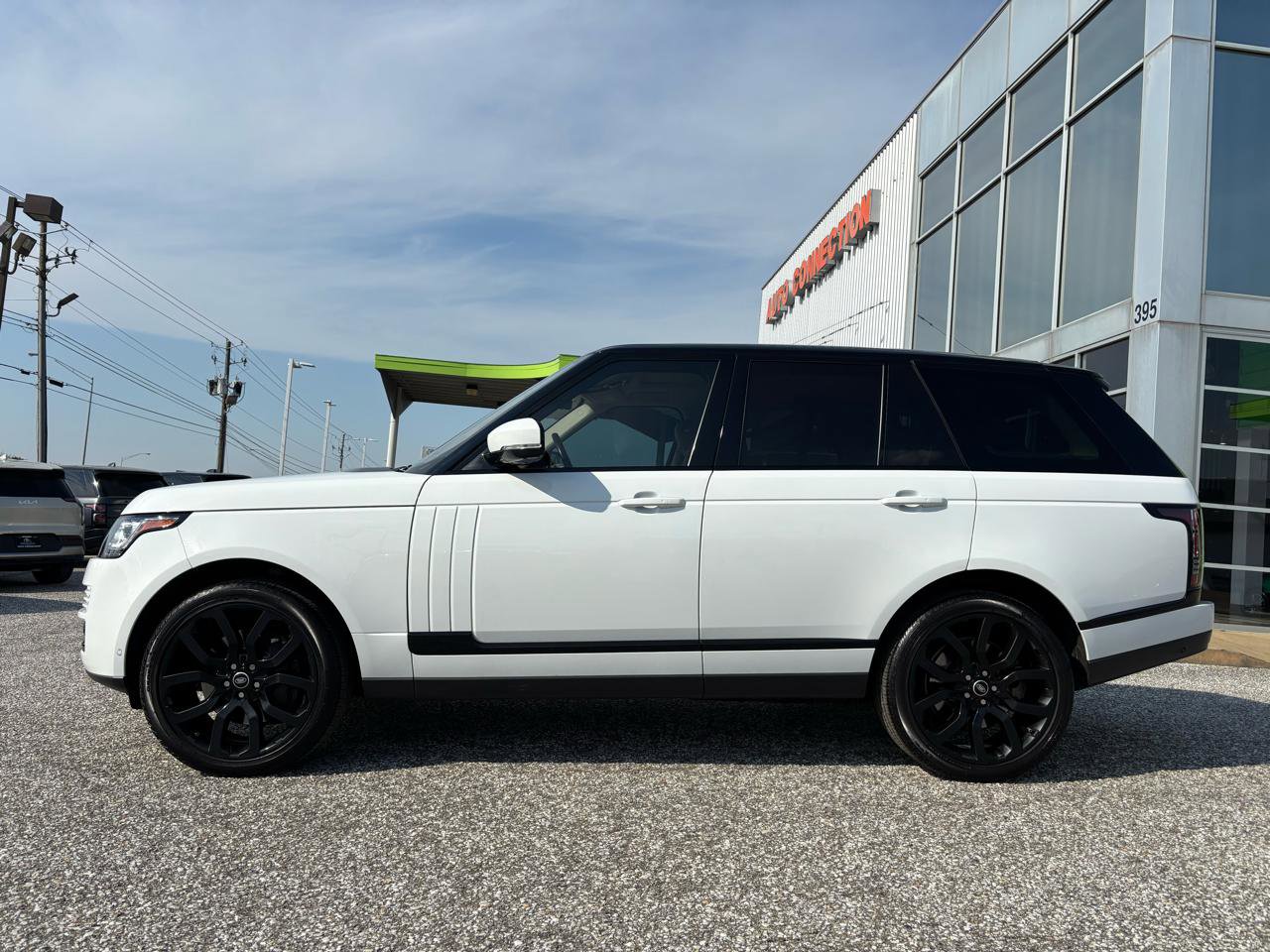 Used 2017 Land Rover Range Rover HSE image 3