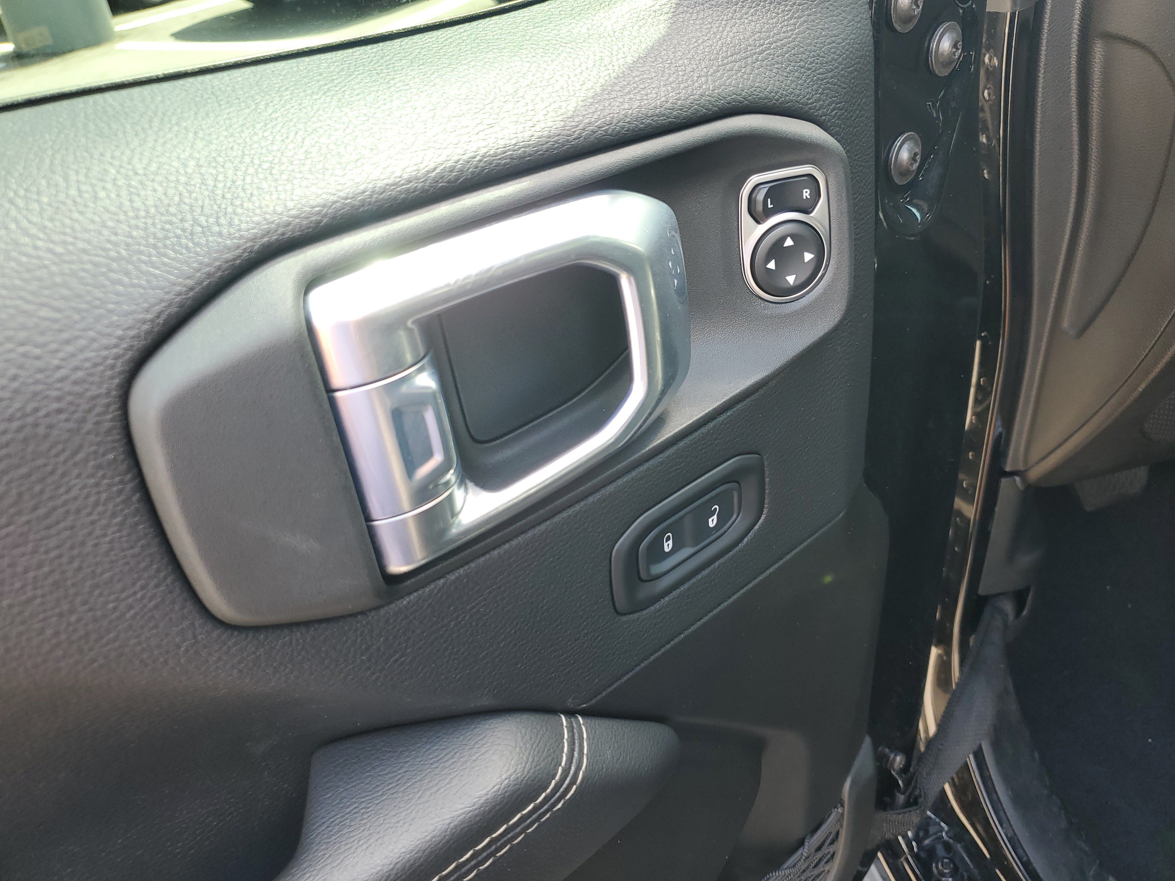 Used 2022 Jeep Wrangler Unlimited Sahara AWD/4WD image 10