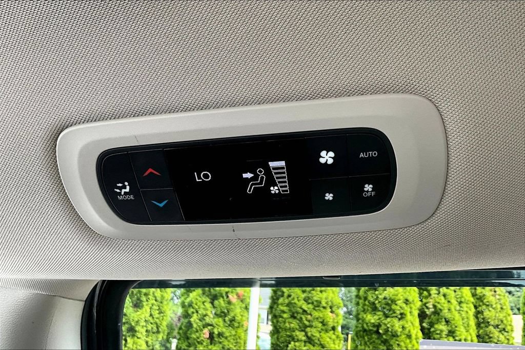 Used 2021 Chrysler Pacifica Touring-L FWD image 10