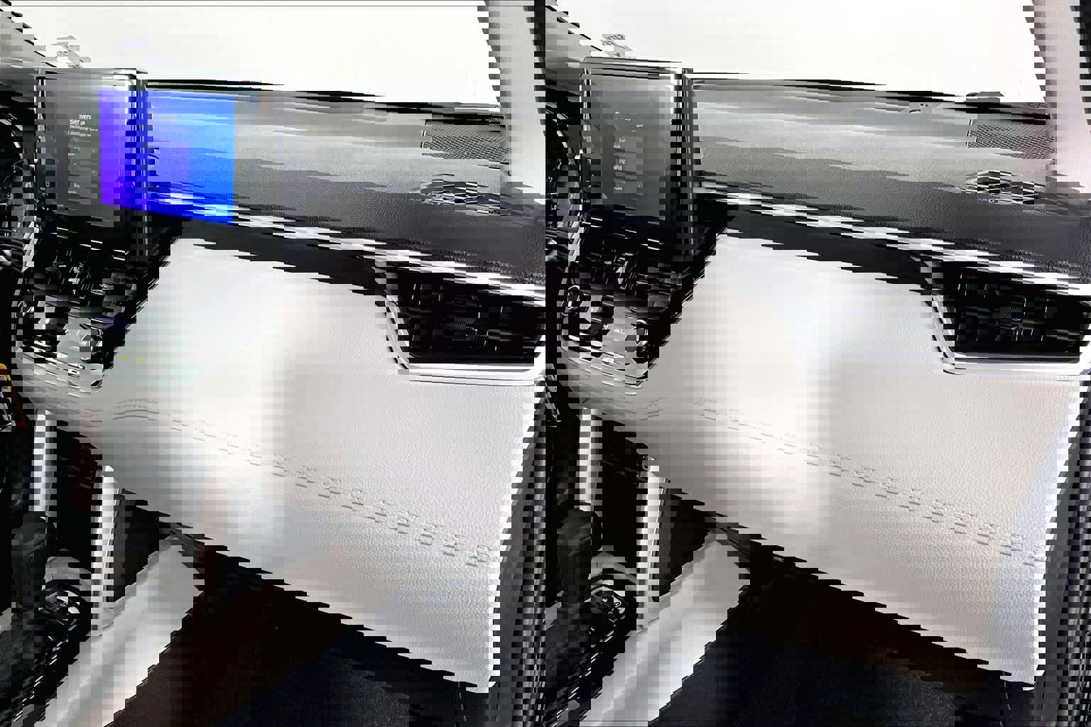 Used 2025 Toyota Corolla Cross L image 17