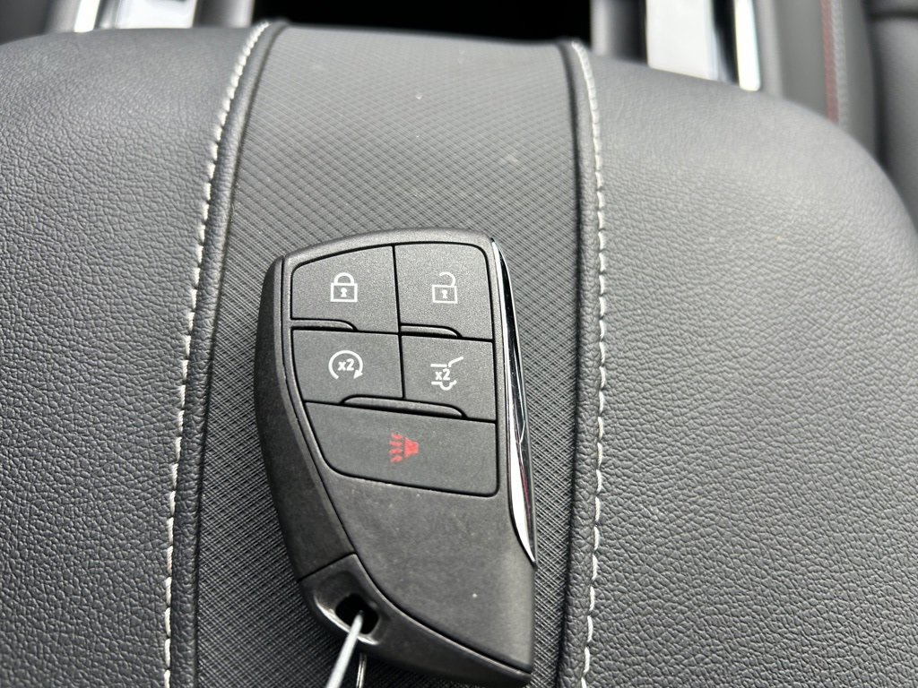 Used 2025 Chevrolet Traverse RS image 36