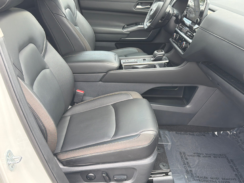 Used 2024 Nissan Pathfinder SL FWD image 11