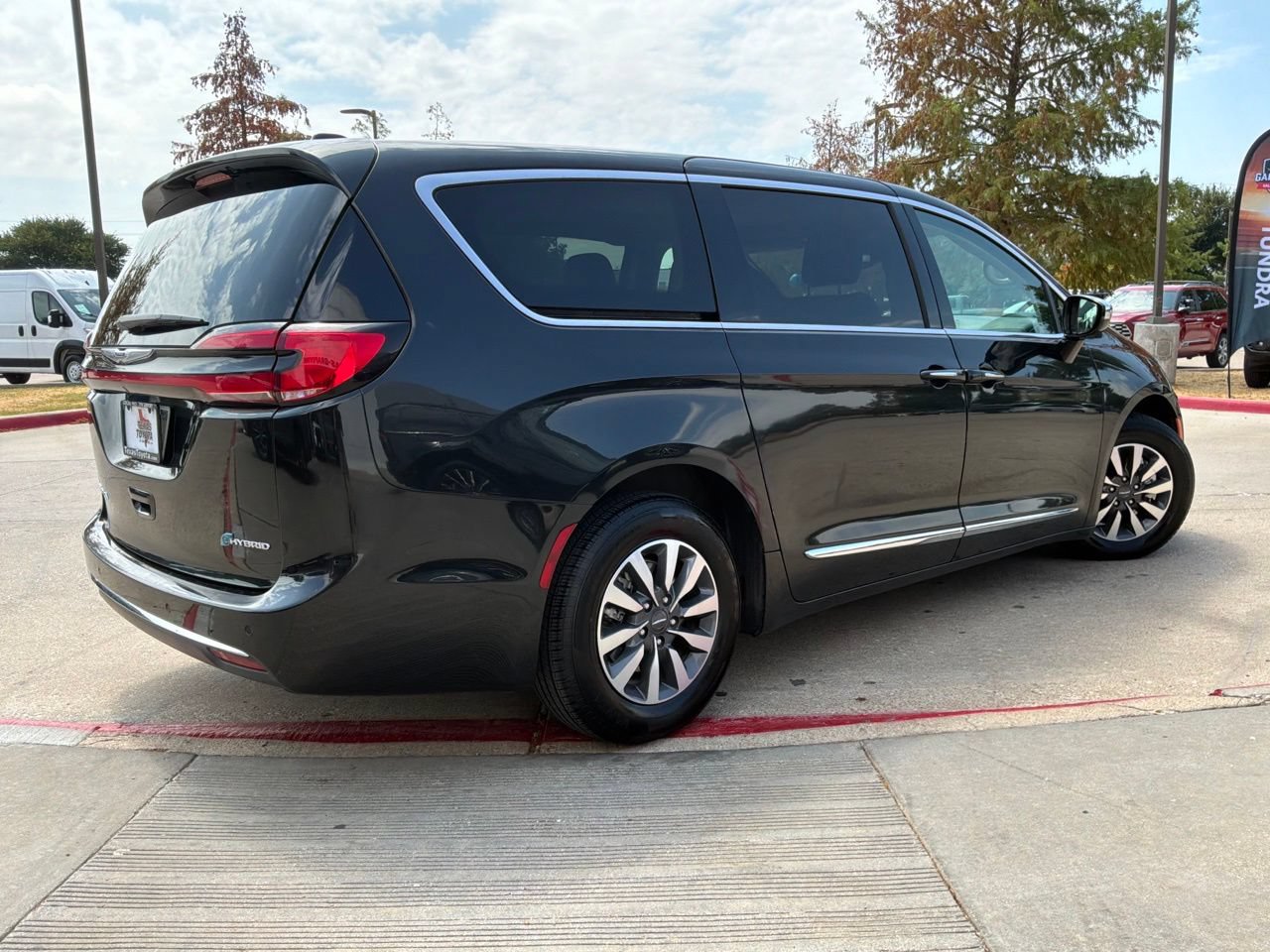 Used 2023 Chrysler Pacifica Limited FWD image 6