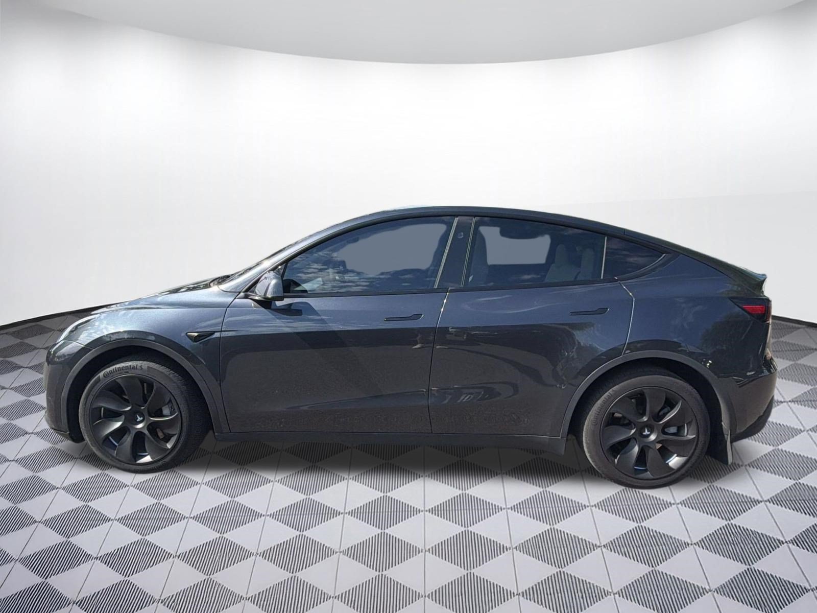 Used 2024 Tesla Model Y Long Range RWD image 2