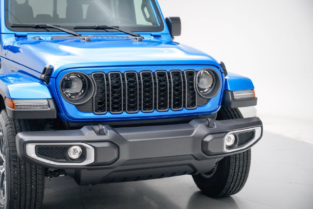 Used 2025 Jeep Gladiator Sport AWD/4WD image 3