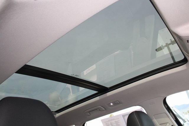 Used 2023 Volkswagen Taos SE w/ Panoramic Sunroof Package image 6