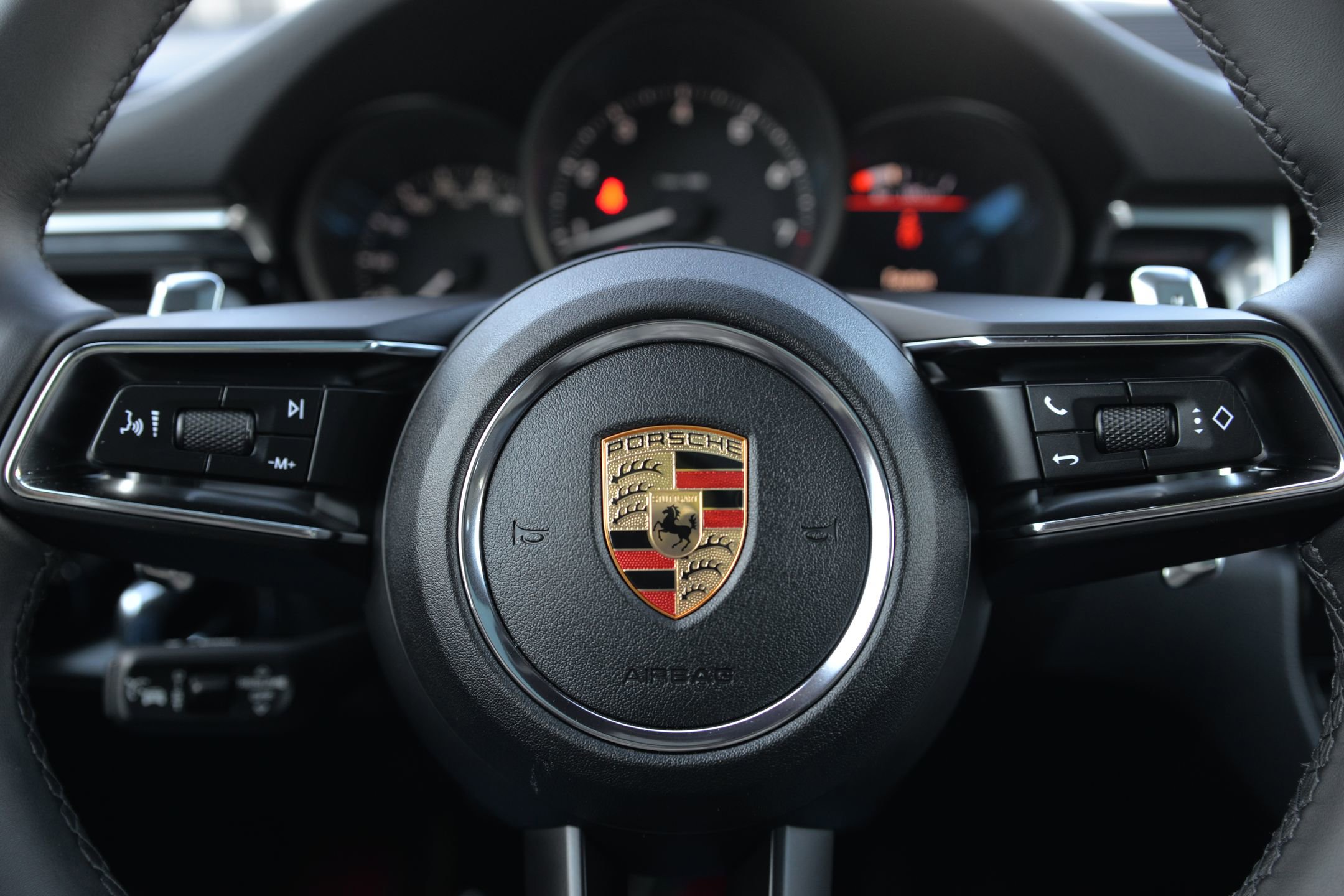 Certified 2025 Porsche Macan image 33