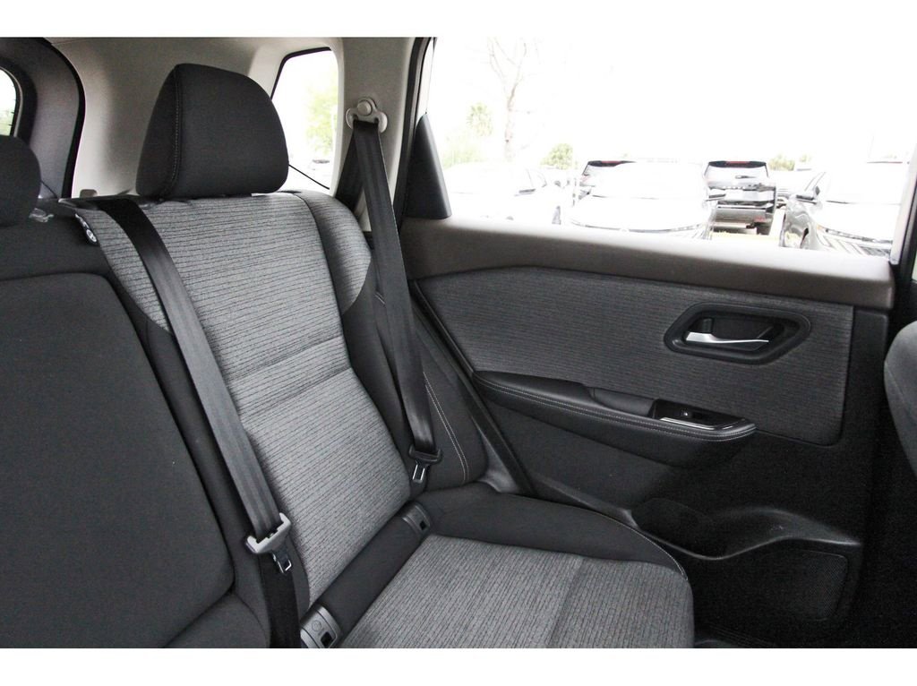 Used 2022 Nissan Rogue SV image 10