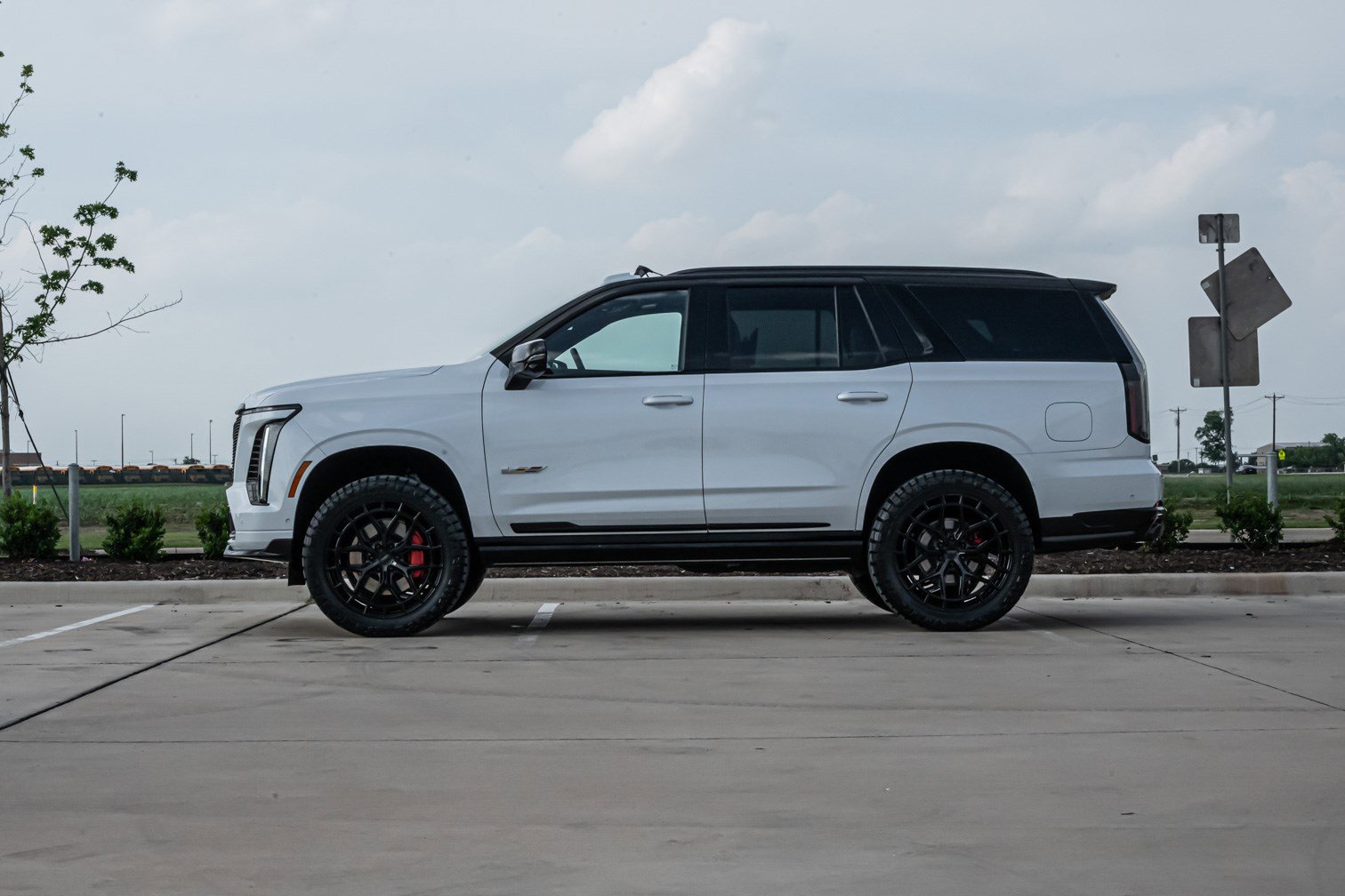 Used 2026 Cadillac Escalade V w/ LPO, ONYX Package AWD/4WD image 6