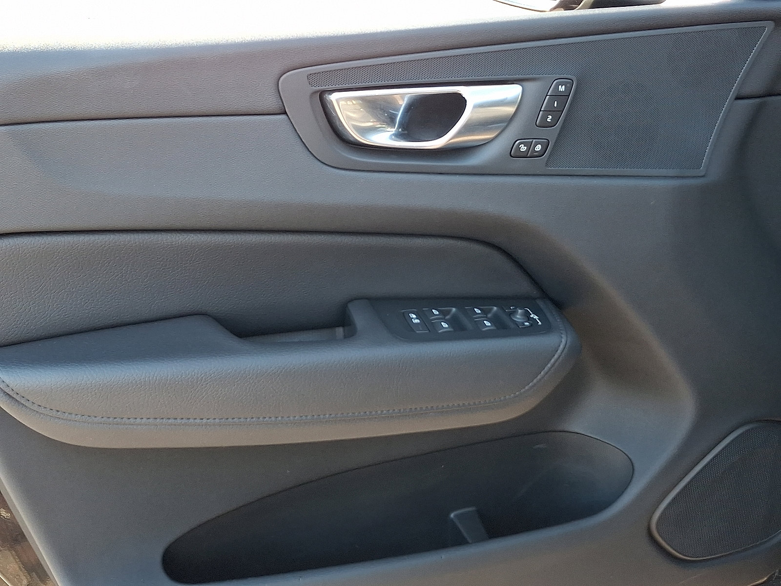 Used 2021 Volvo XC60 T5 Momentum w/ Premium Package image 12