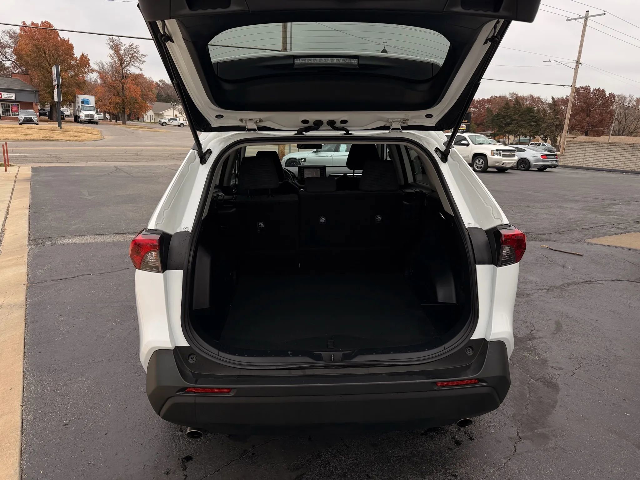 Used 2022 Toyota RAV4 LE w/ Carpet Mat Package (TMS) image 5