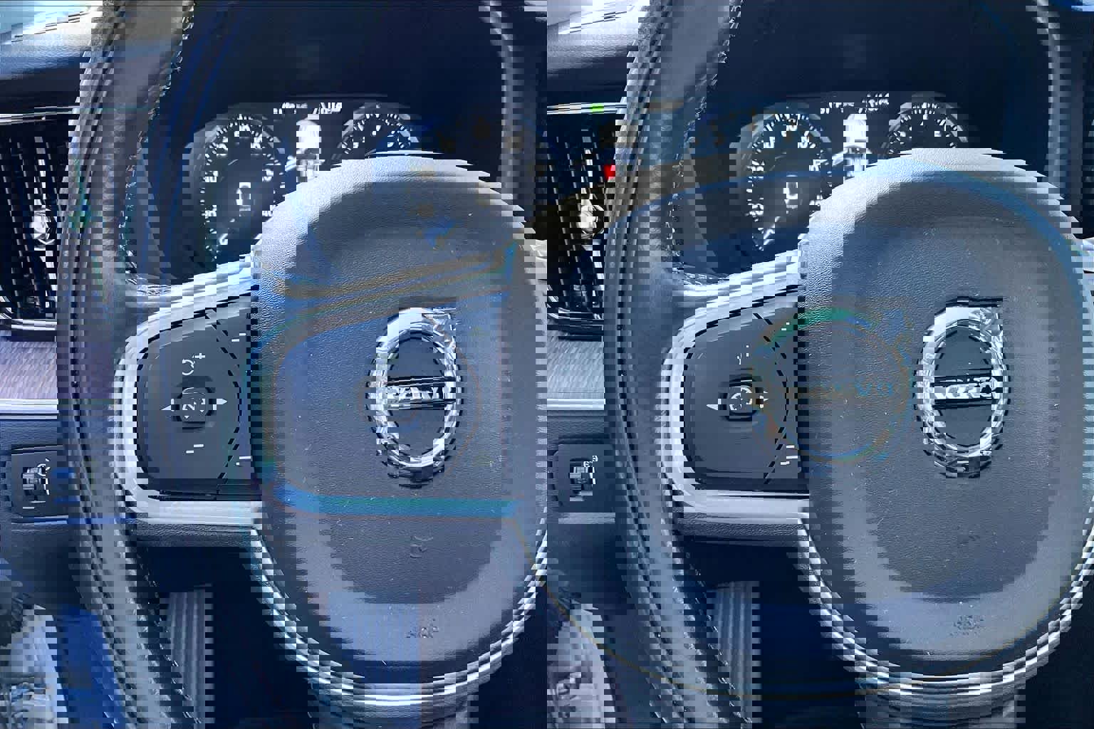 Used 2021 Volvo XC60 T5 Momentum w/ Premium Package AWD/4WD image 24