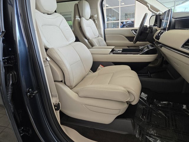 Used 2021 Lincoln Navigator Reserve w/ Luxury Package AWD/4WD image 3