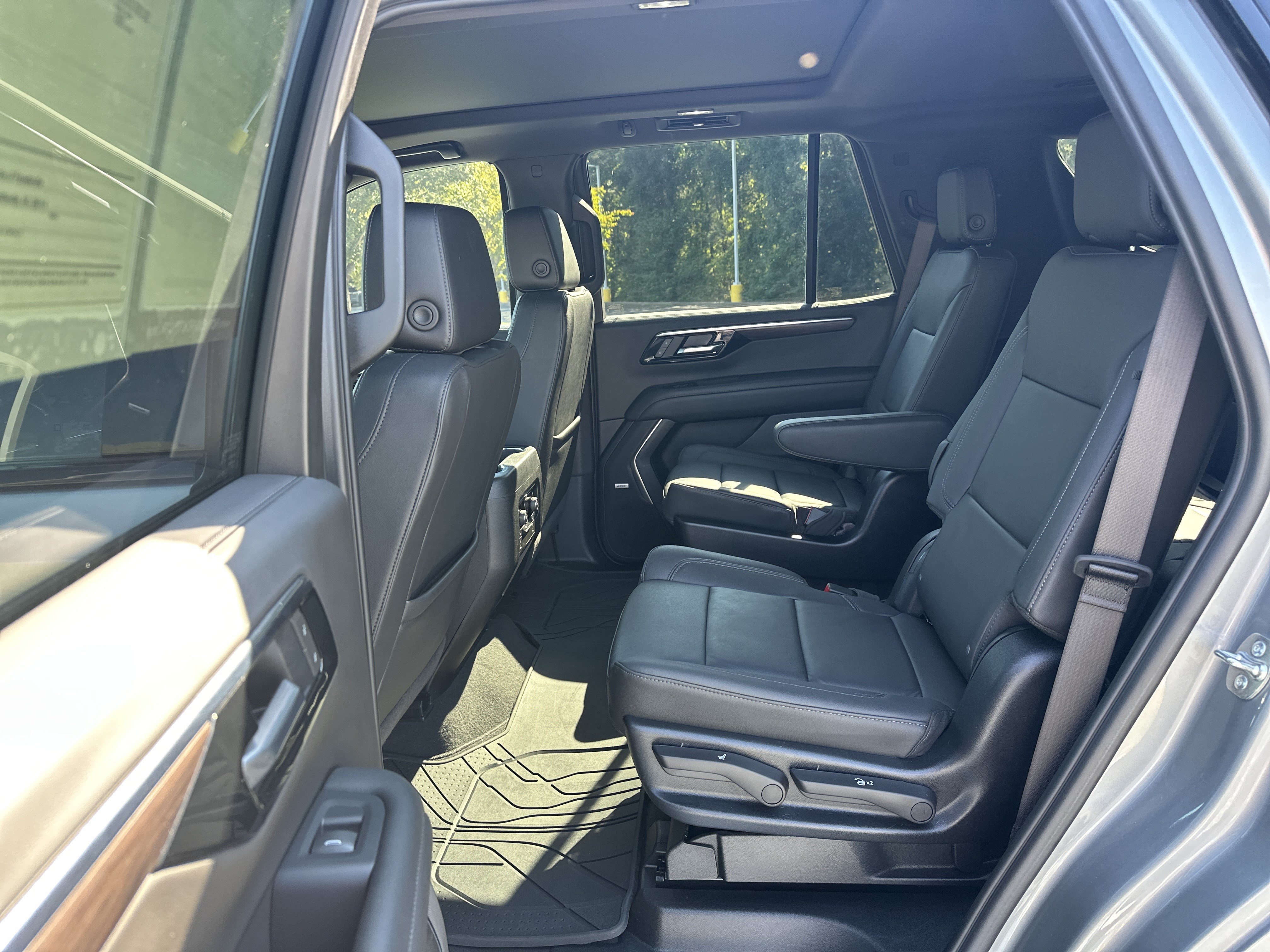 Used 2025 Chevrolet Tahoe Z71 w/ Comfort Package AWD/4WD image 32