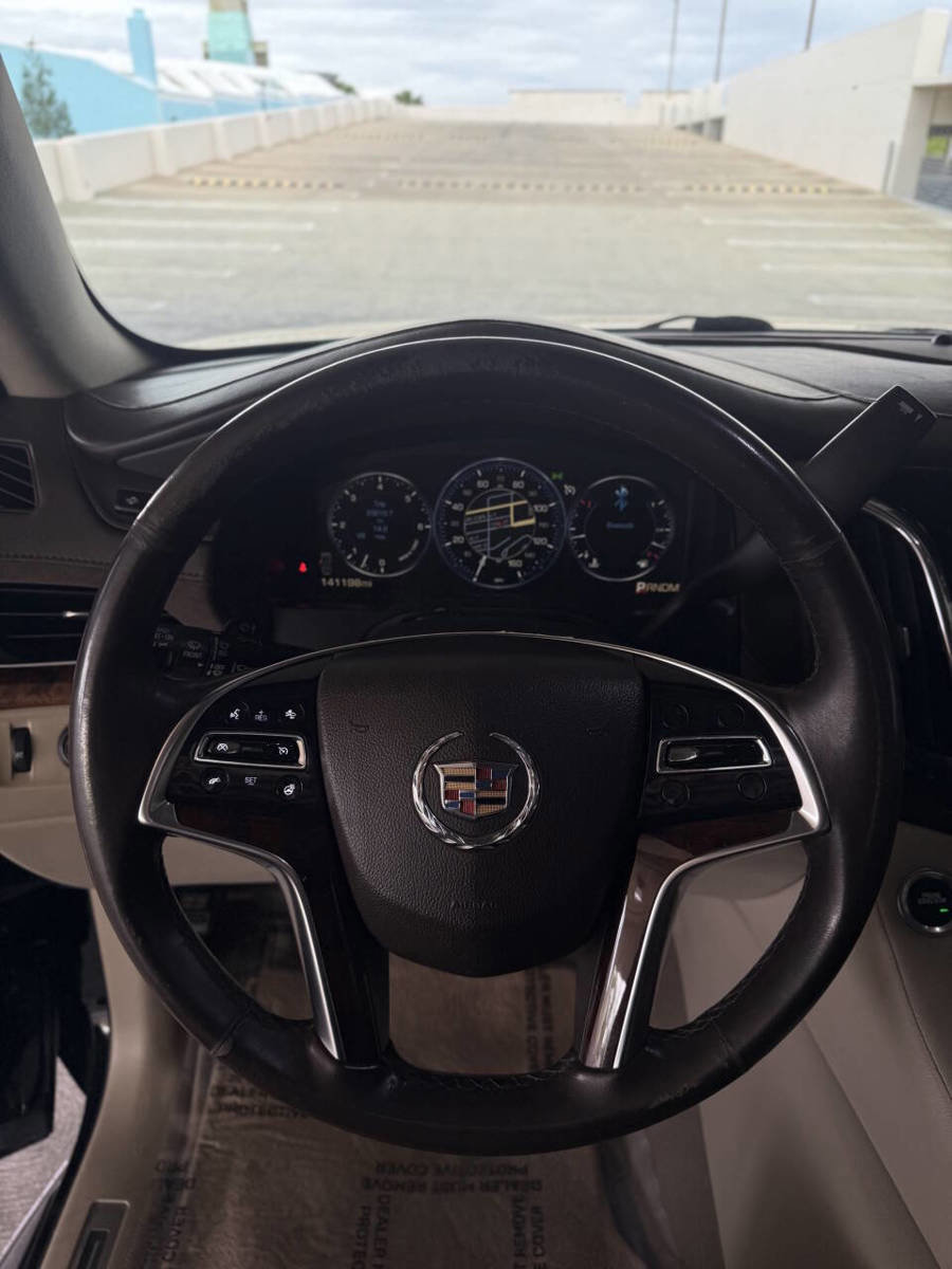 Used 2015 Cadillac Escalade Luxury AWD/4WD image 32