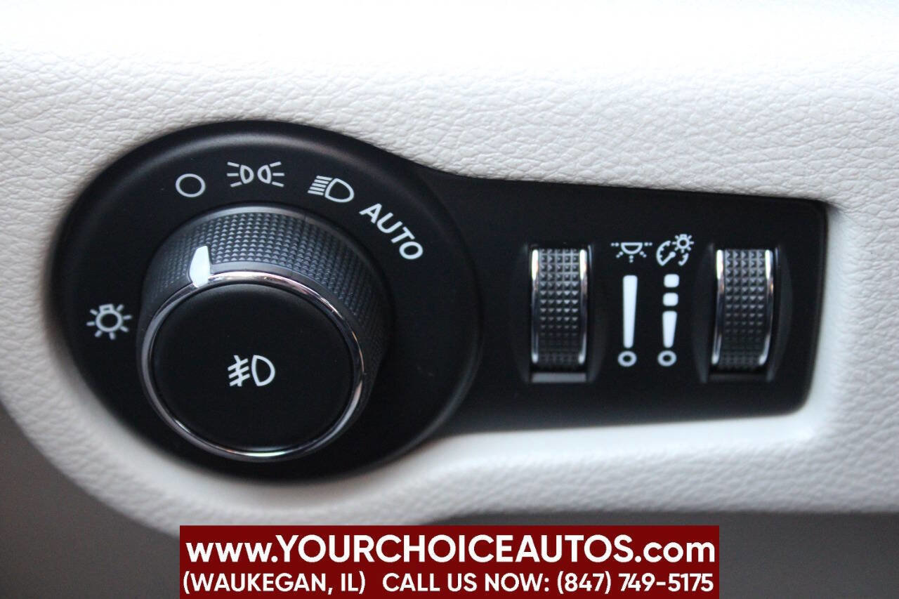 Used 2018 Chrysler Pacifica Touring-L image 26