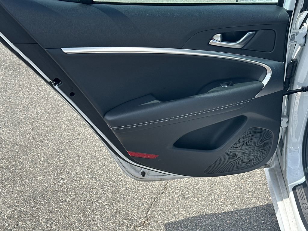 Used 2025 Genesis G70 2.5T image 22