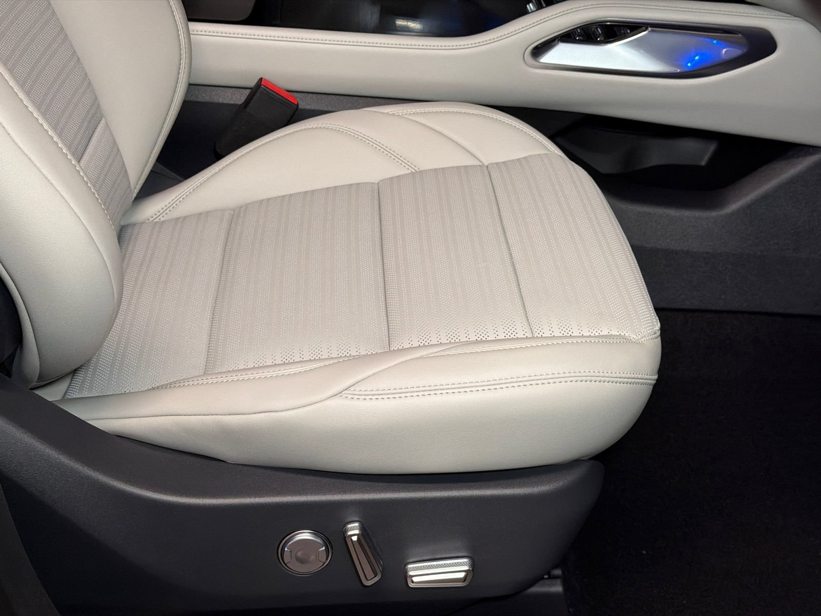 New 2026 Lincoln Nautilus Reserve w/ Jet Appearance Package AWD/4WD image 12