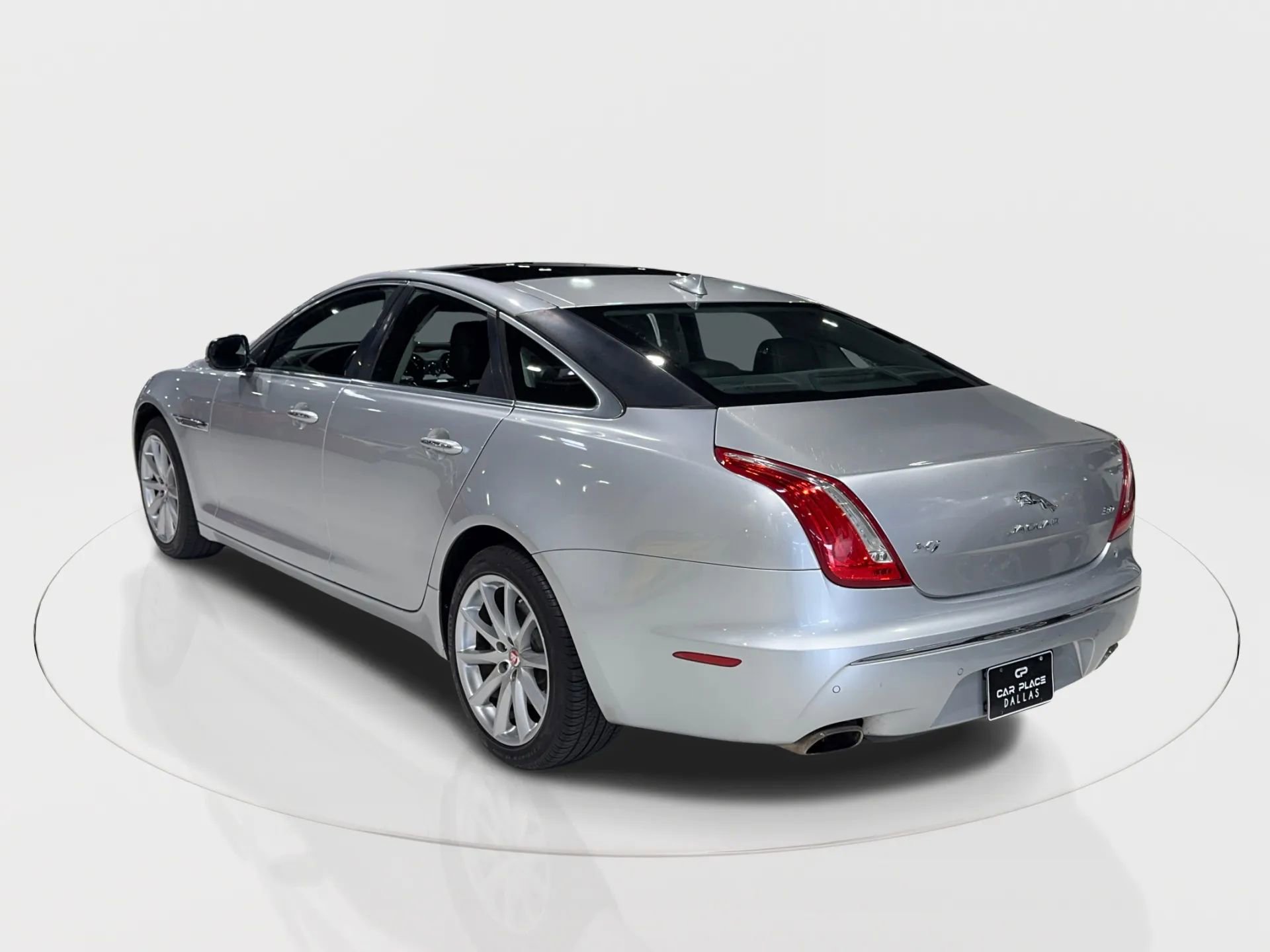 Used 2015 Jaguar XJ image 18