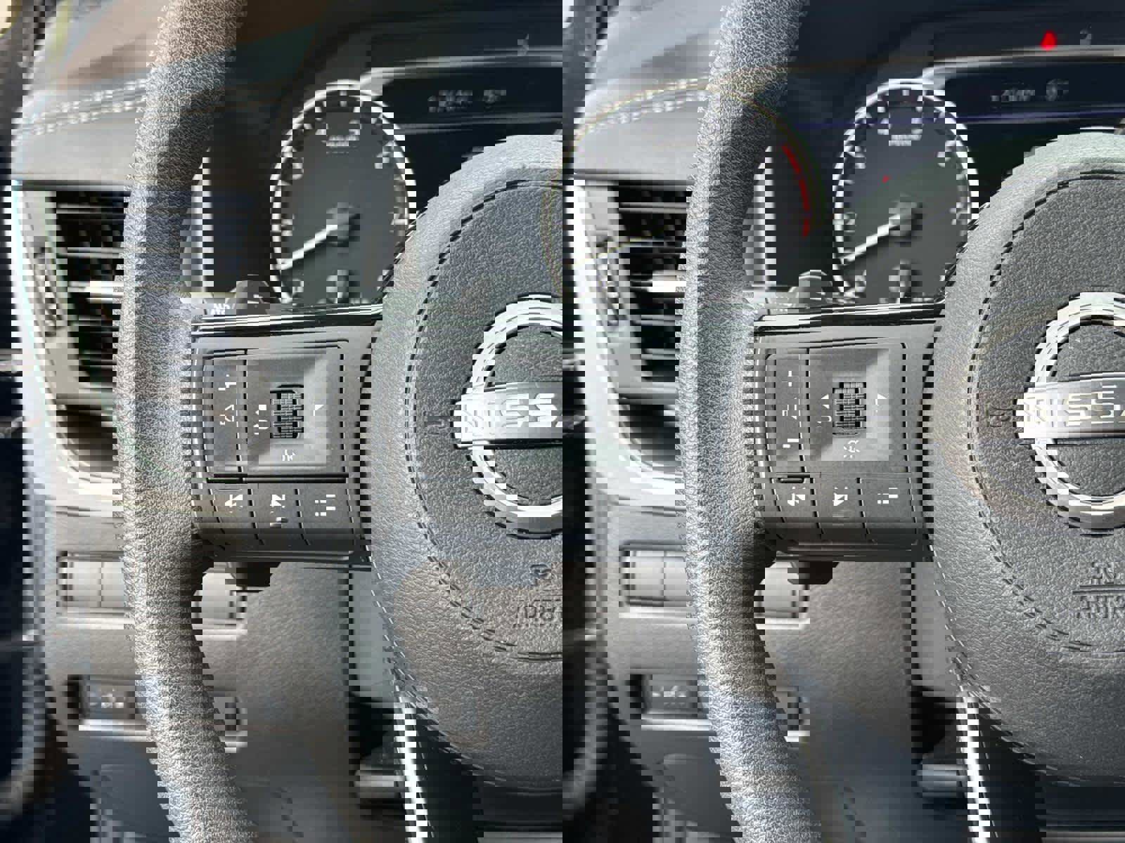 Used 2023 Nissan Rogue SV image 30