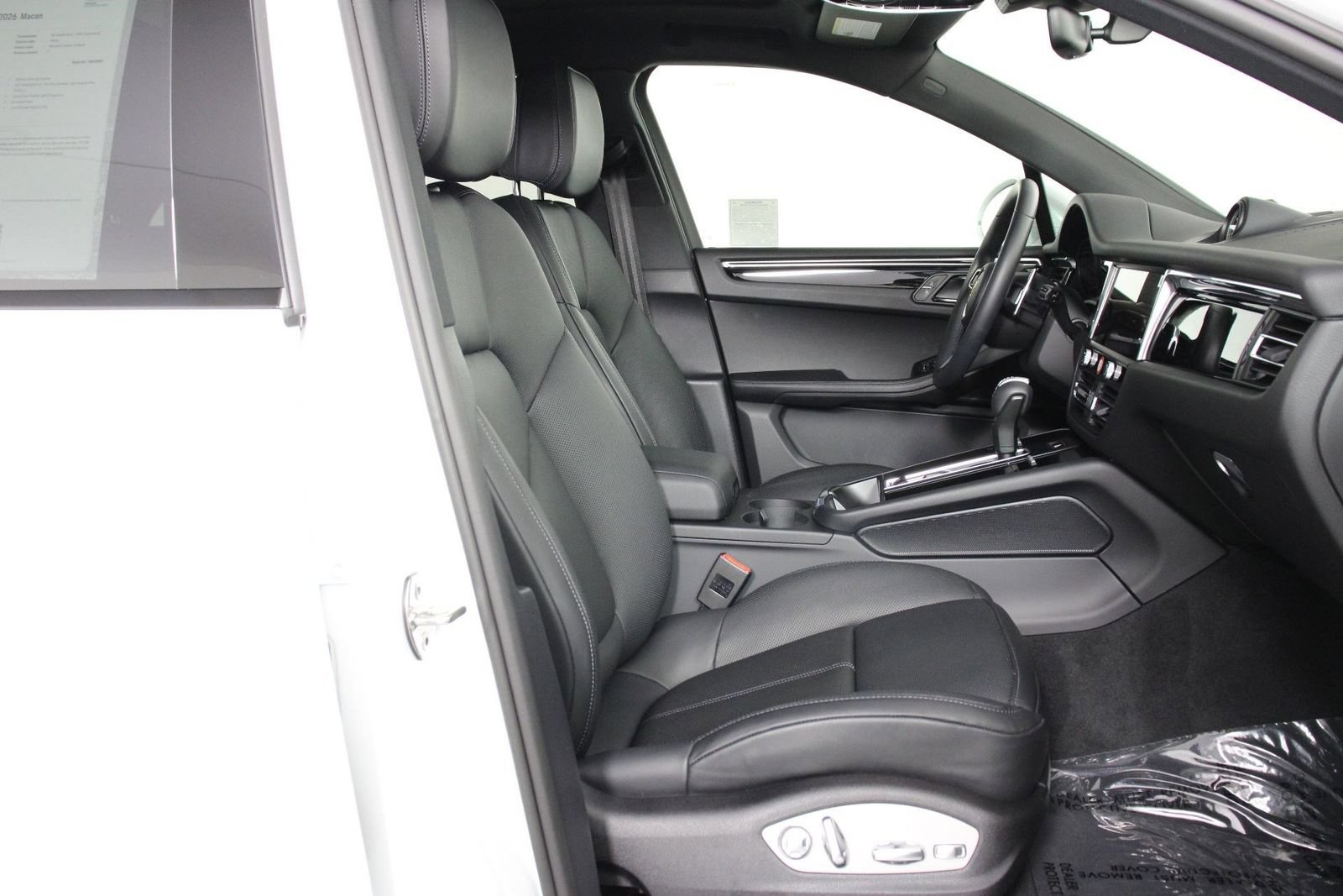Certified 2026 Porsche Macan AWD/4WD image 31