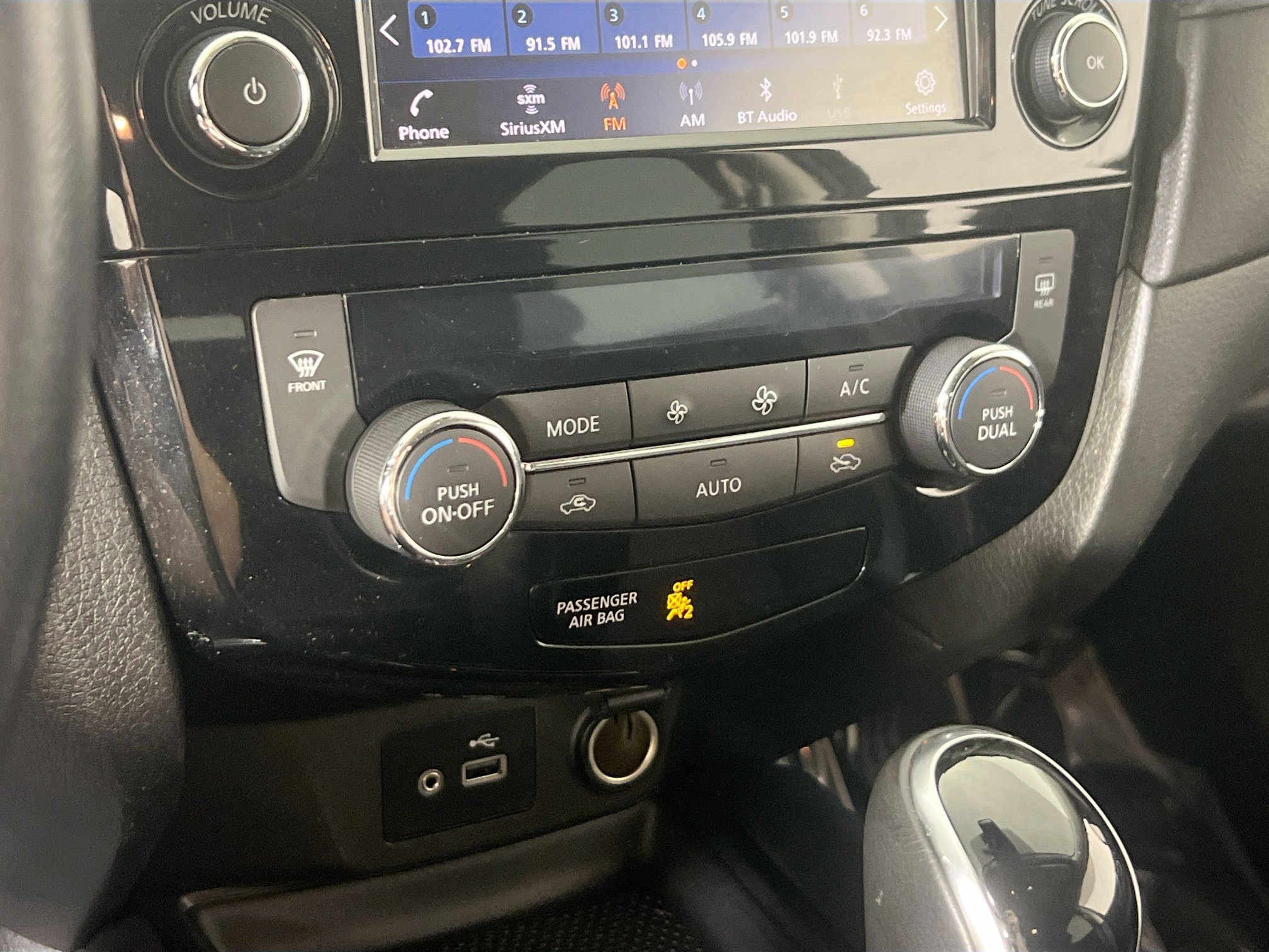 Used 2020 Nissan Rogue SV image 15