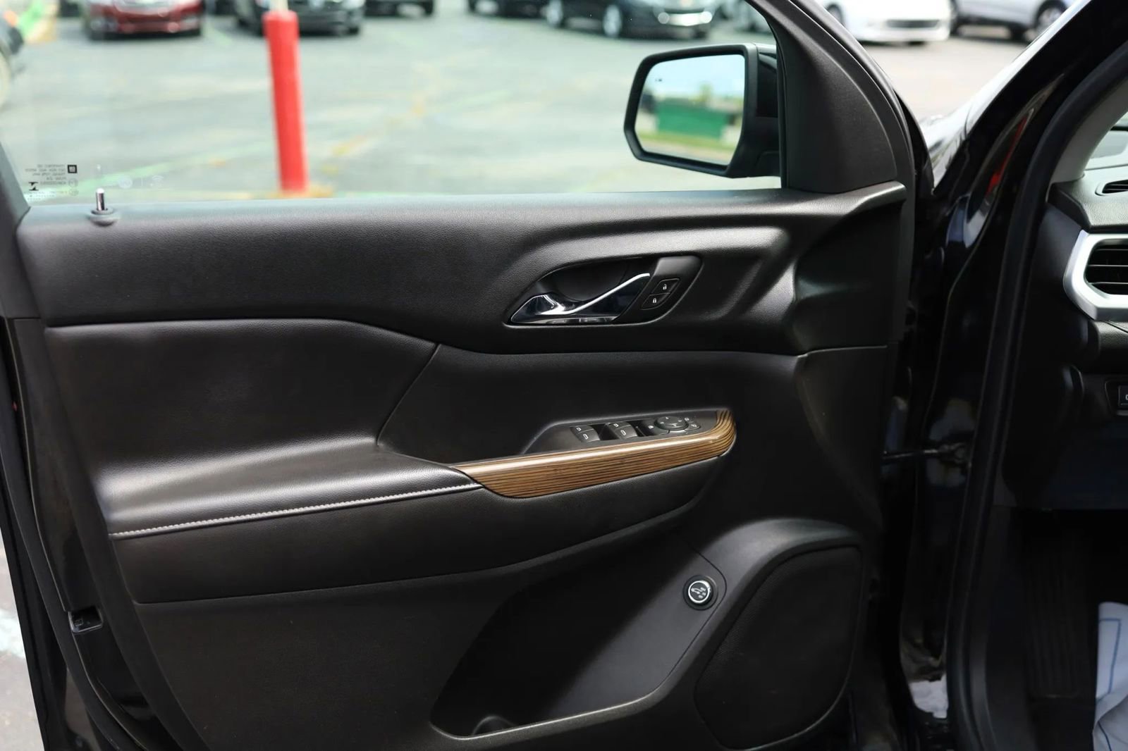 Used 2018 GMC Acadia SLE w/ LPO, Black Accent Package image 9