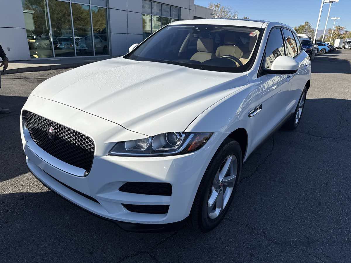 Used 2018 Jaguar F-PACE Premium image 2