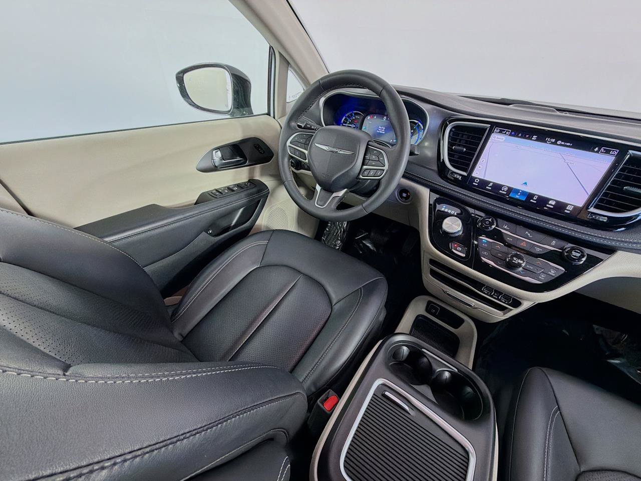 Used 2024 Chrysler Pacifica Limited FWD image 11
