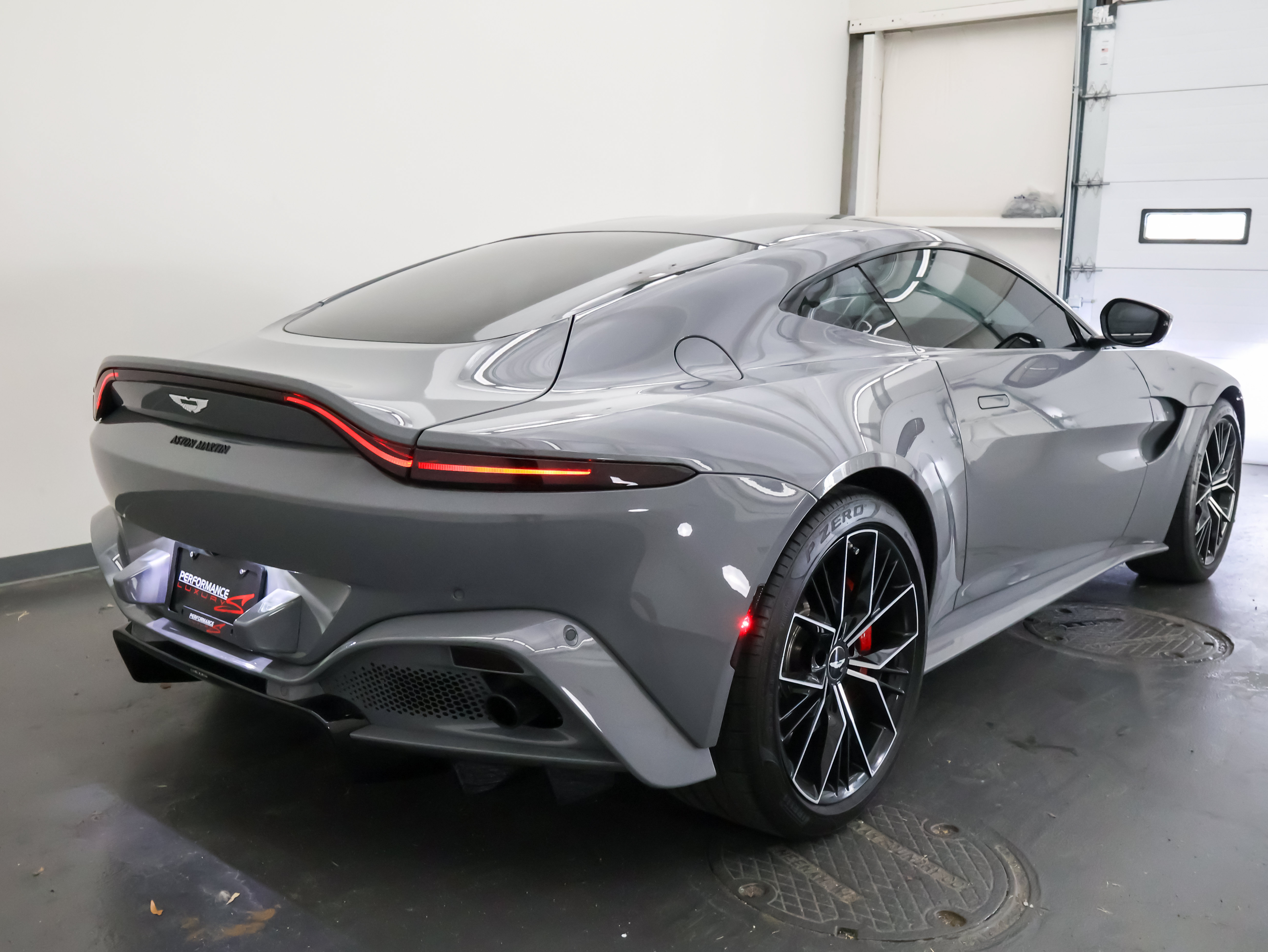Used 2021 Aston Martin V8 Vantage Coupe RWD image 3