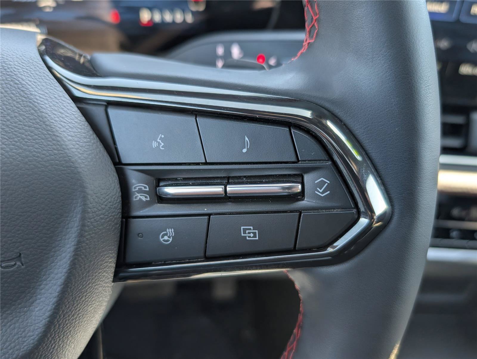 Used 2025 Chevrolet Equinox RS w/ Safety and Technology Package AWD/4WD image 25