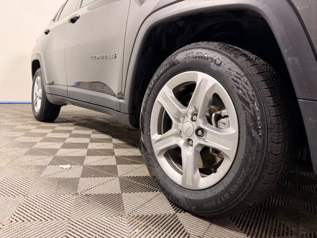 Used 2023 Jeep Compass Latitude AWD/4WD image 2