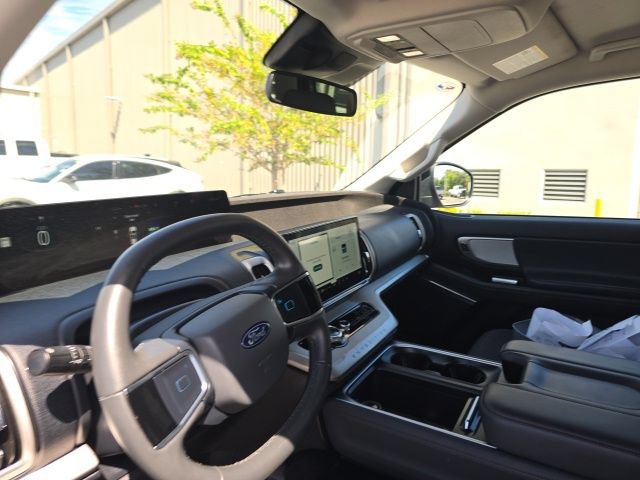 Used 2025 Ford Expedition Active RWD image 9