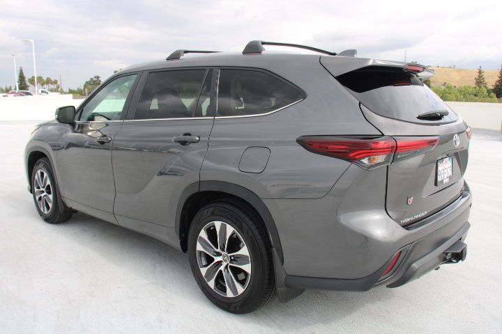 Certified 2024 Toyota Highlander XLE image 6