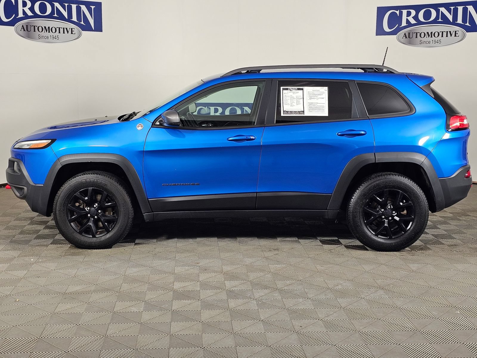 Used 2017 Jeep Cherokee Trailhawk AWD/4WD image 35
