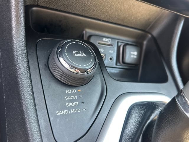 Used 2017 Jeep Cherokee Latitude w/ Cold Weather Group AWD/4WD image 21