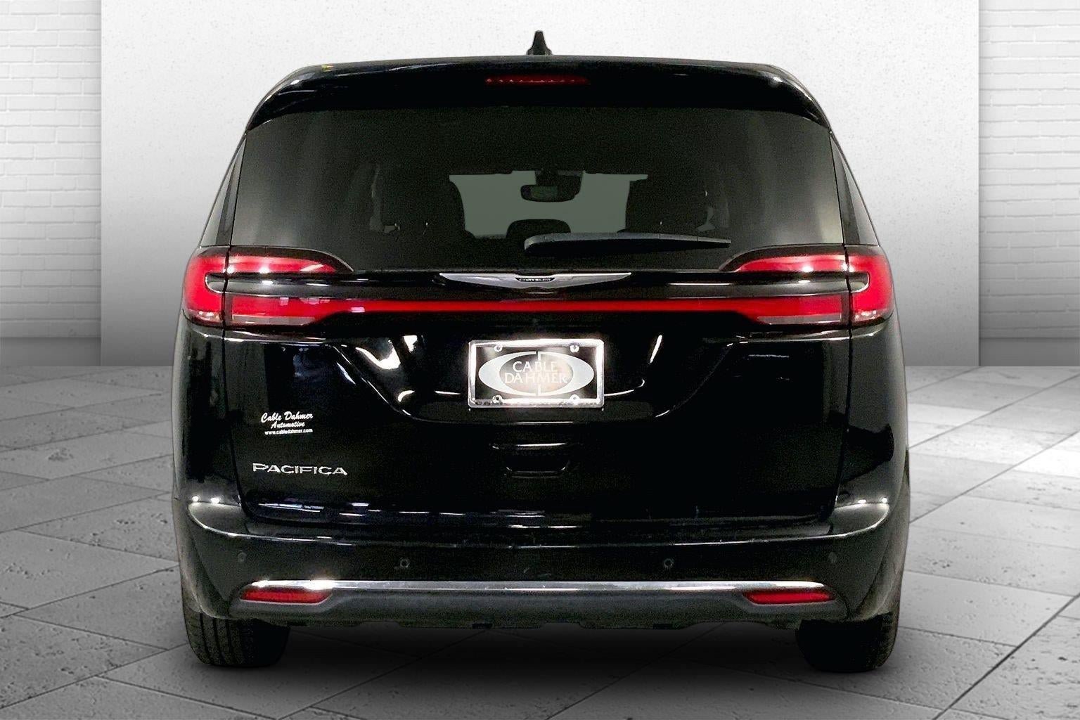 Used 2024 Chrysler Pacifica Touring-L FWD image 3