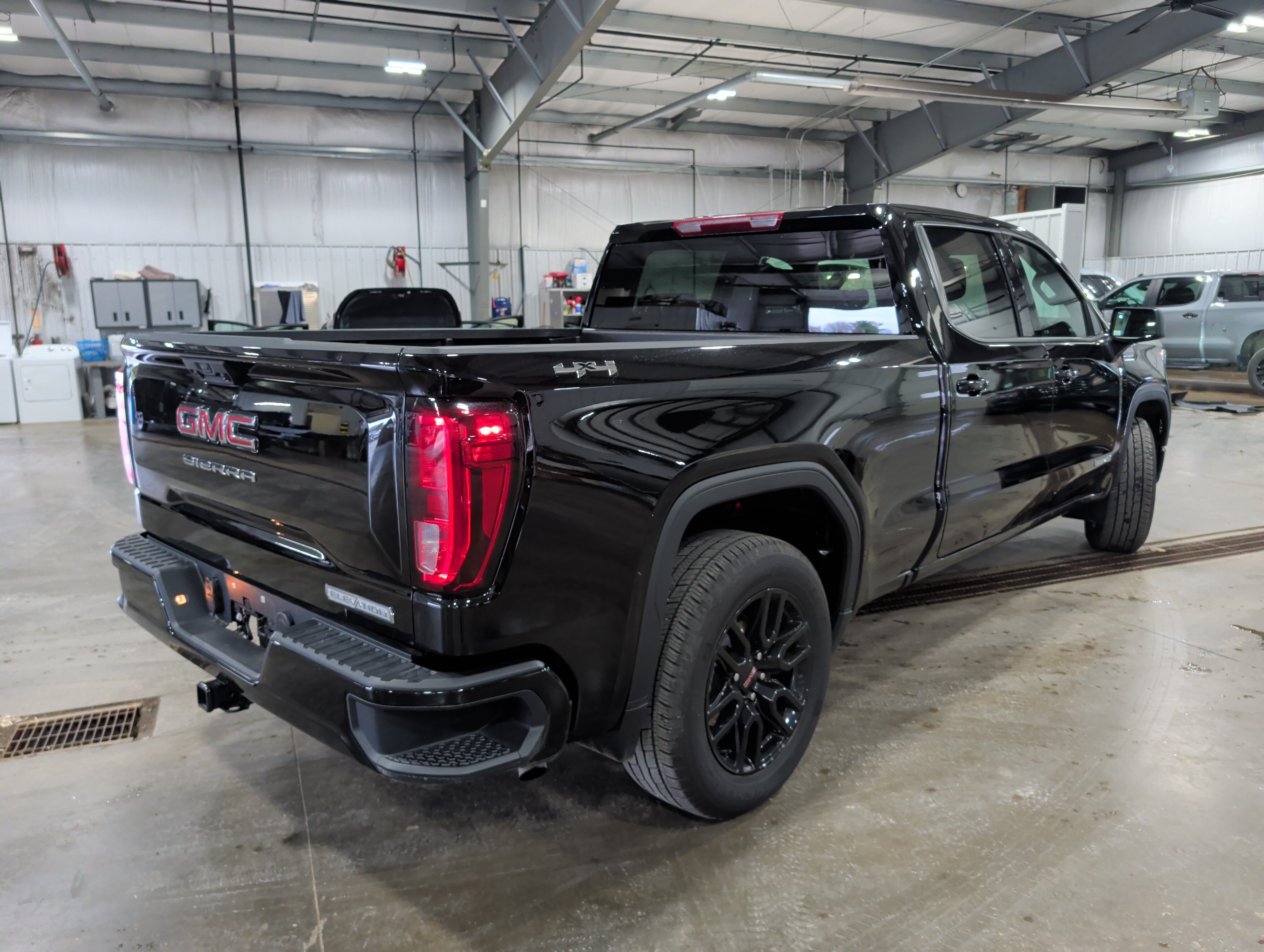 Used 2025 GMC Sierra 1500 Elevation AWD/4WD image 3
