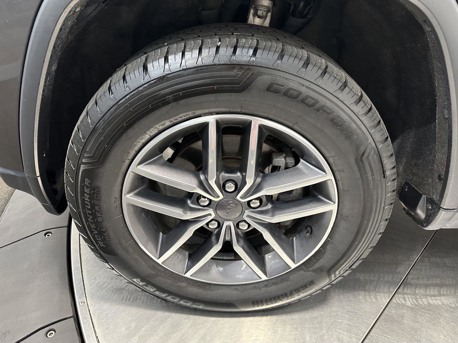 Used 2019 Jeep Grand Cherokee Limited w/ Trailer Tow Group IV AWD/4WD image 9