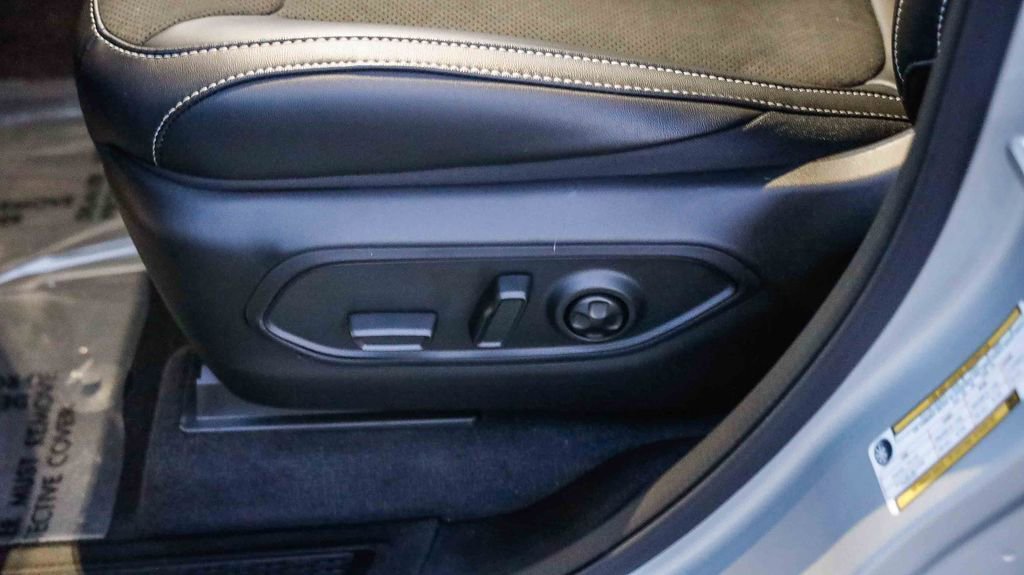 New 2025 Jeep Grand Cherokee L Altitude image 24