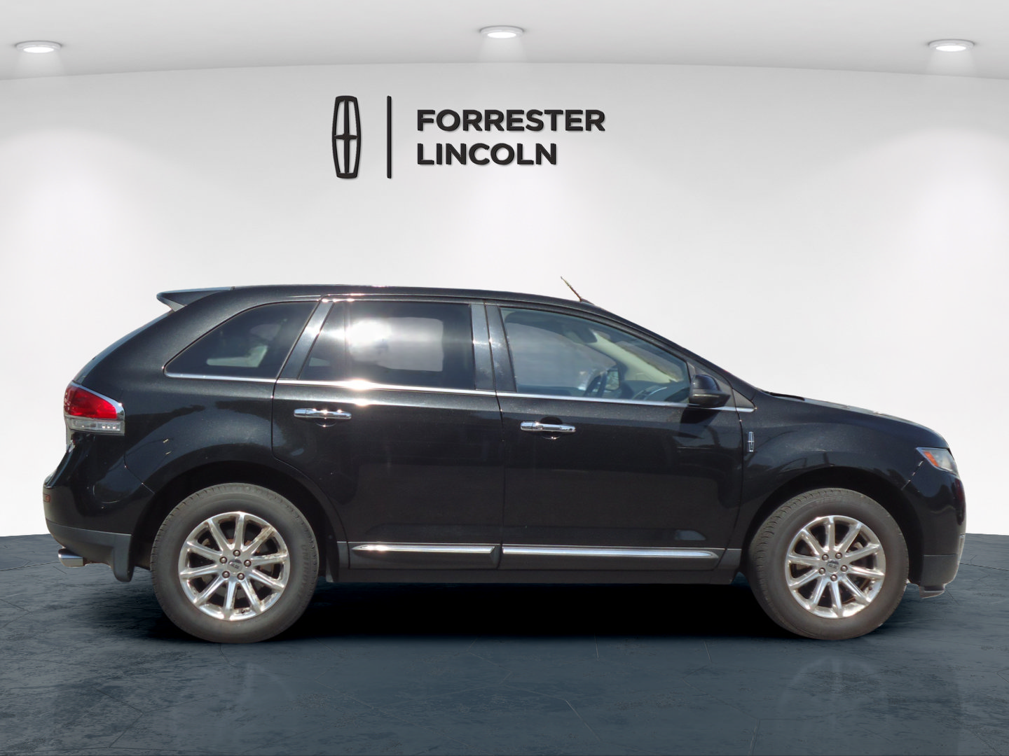 Used 2013 Lincoln MKX AWD image 2
