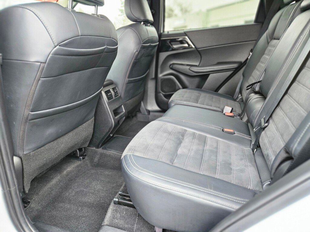 Used 2024 Mitsubishi Outlander SE image 16