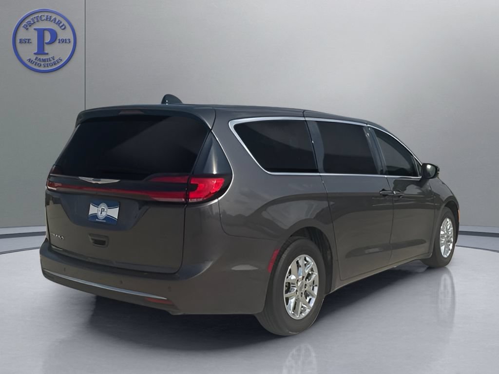 Used 2023 Chrysler Pacifica Touring-L FWD image 7