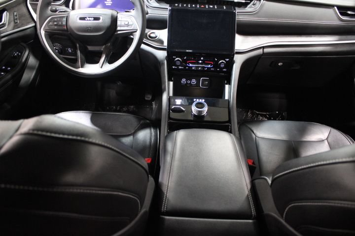 Used 2023 Jeep Grand Cherokee Limited AWD/4WD image 29