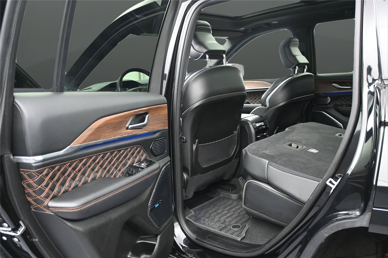 Used 2022 Jeep Grand Cherokee Summit AWD/4WD image 15