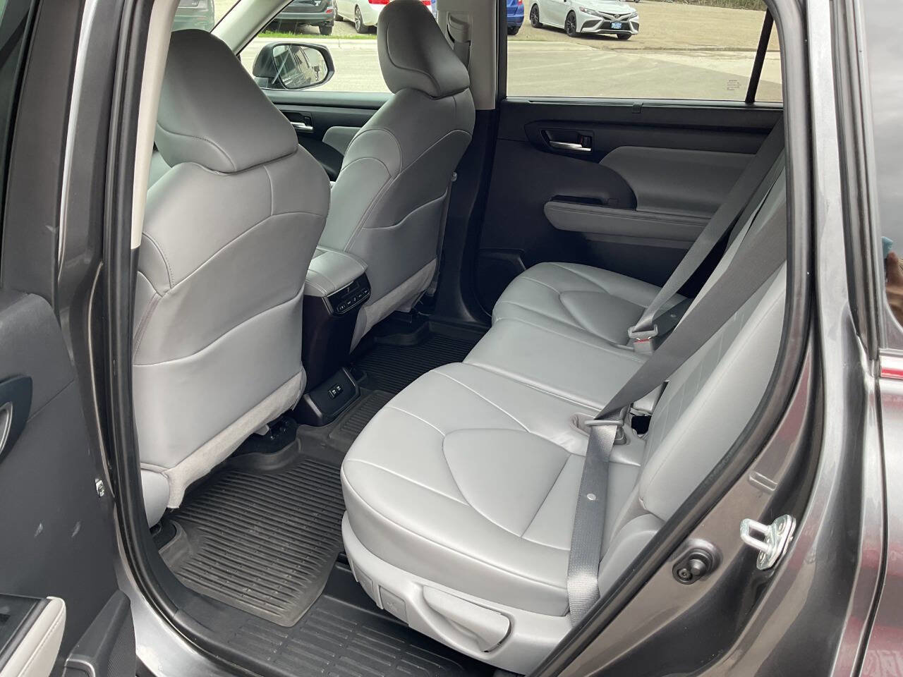 Used 2021 Toyota Highlander XLE AWD/4WD image 36