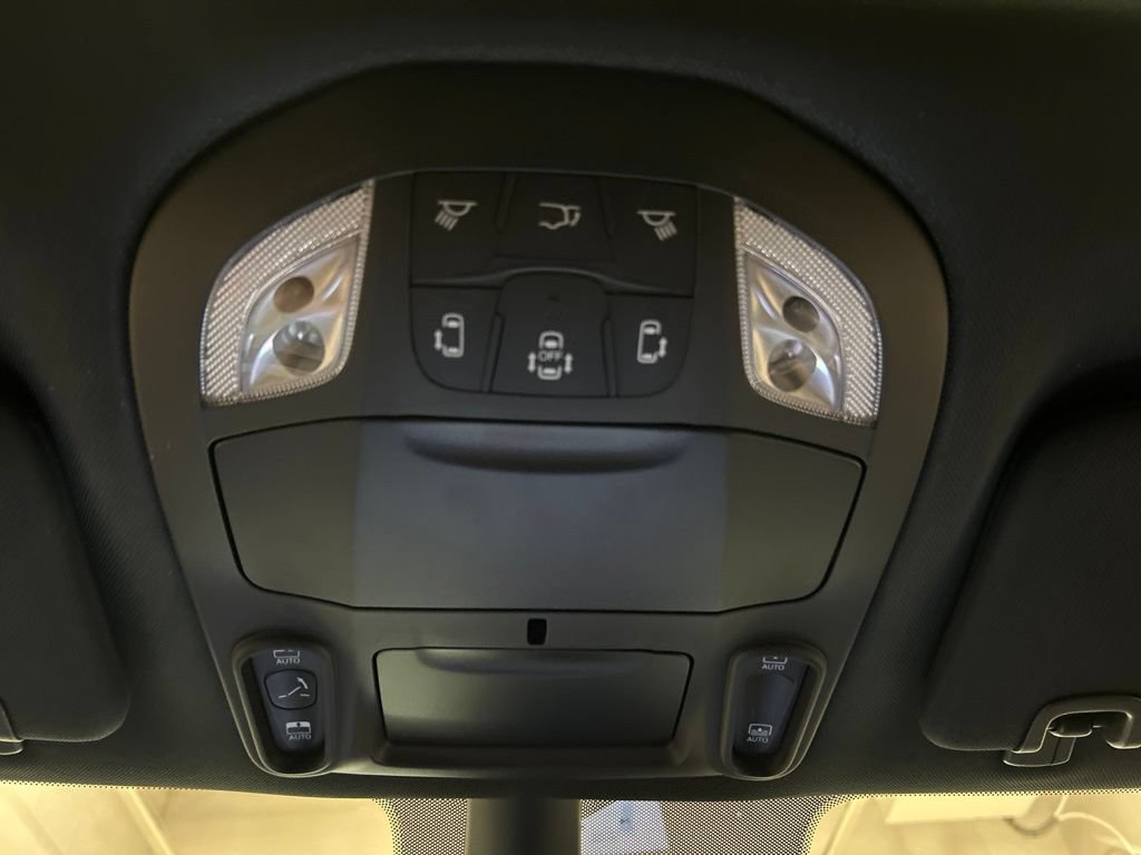 Used 2024 Chrysler Pacifica Limited w/ S Appearance Package FWD image 24
