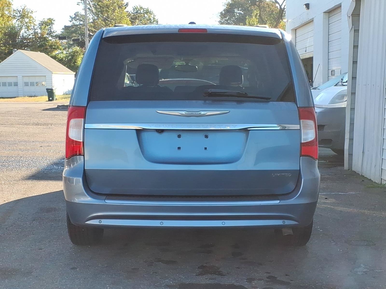 Used 2011 Chrysler Town & Country Limited w/ Trailer Tow Group FWD image 4